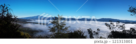 信州 倉越パノラマライン展望台から雲海と黄葉の眺め 信州 倉越パノラマライン展望台から雲海と黄葉の眺め 121313801