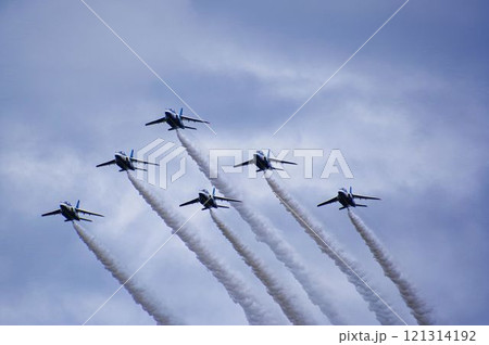 編隊飛行するブルーインパルス 編隊飛行するブルーインパルス 121314192