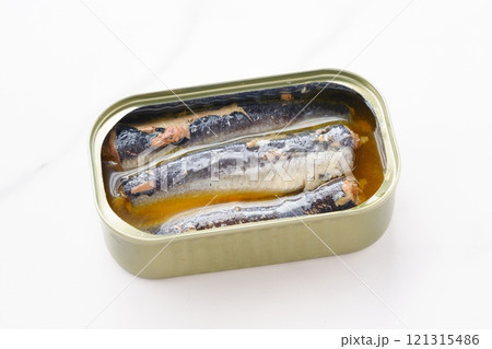 新鮮なイワシをオリーブオイルに漬けたオイルサーディンの缶詰 121315486