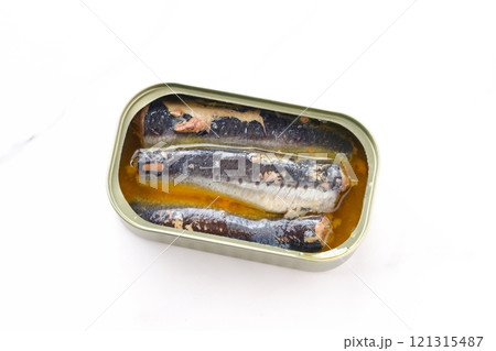 新鮮なイワシをオリーブオイルに漬けたオイルサーディンの缶詰 121315487