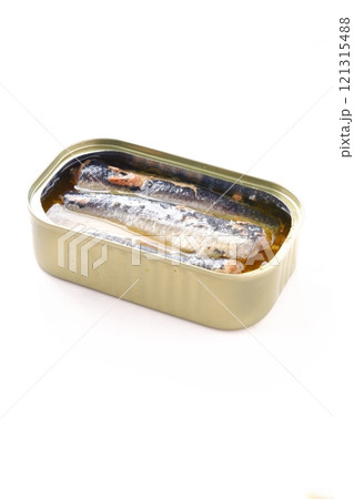 新鮮なイワシをオリーブオイルに漬けたオイルサーディンの缶詰 121315488