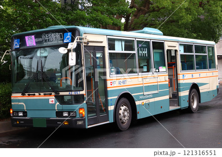 小手指駅南口に前に停車中の西武バス：小手02 121316551