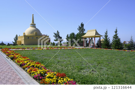 Buddhist architecture building of Datsane Rinpoche Bagsha, canopy with bell and lawn with flowers 121316644