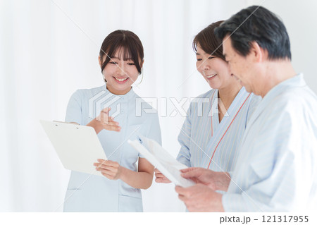 人間ドッグを受ける夫婦と看護師（健康診断・医療・患者） 121317955