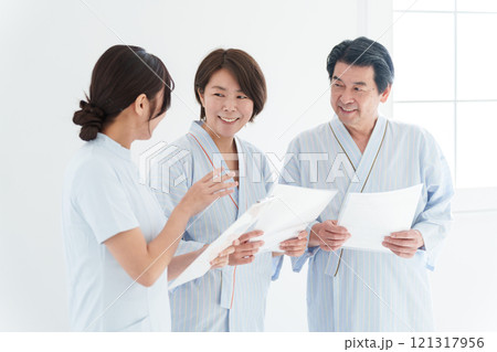 人間ドッグを受ける夫婦と看護師（健康診断・医療・患者） 121317956