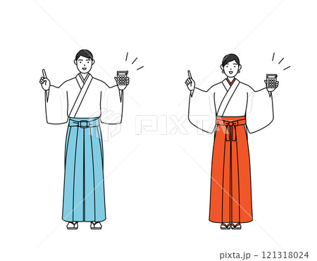 電卓を持って指さす神社の神主と巫女 電卓を持って指さす神社の神主と巫女 121318024