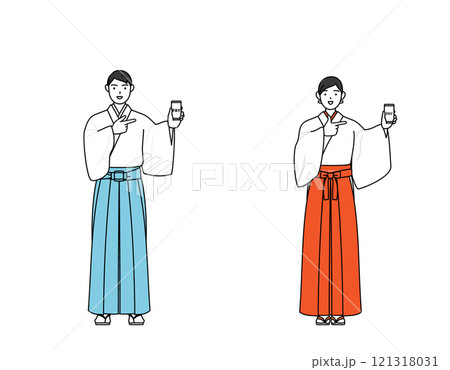 スマホのキャッシュレス・オンライン決済を勧める神社の神主と巫女 121318031