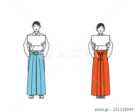 祝詞を奏上する神社の神主と巫女 121318044