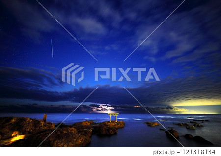 夜明け前の神磯の鳥居とふたご座流星群／茨城県大洗町 121318134