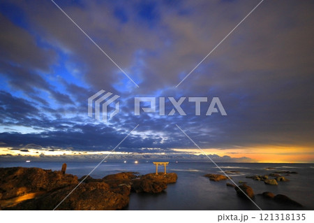夜明け前の神磯の鳥居／茨城県大洗町 121318135