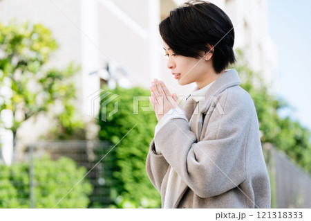 屋外を歩くコート姿の女性 屋外を歩くコート姿の女性 121318333