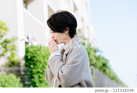 屋外を歩くコート姿の女性 屋外を歩くコート姿の女性 121318339
