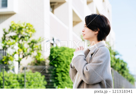 屋外を歩くコート姿の女性 屋外を歩くコート姿の女性 121318341