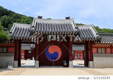 韓国水原市、華城行宮の門 韓国水原市、華城行宮の門 121319293