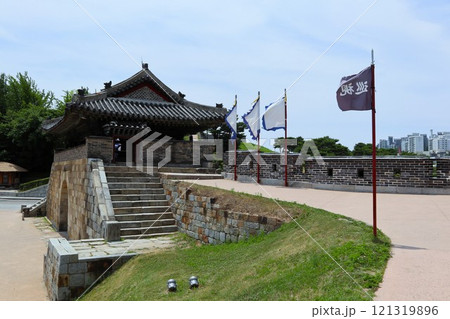 韓国水原市の華西門と城壁 121319896
