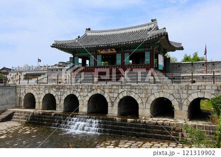 韓国水原市の華虹門と訪花隋柳亭 韓国水原市の華虹門と訪花隋柳亭 121319902