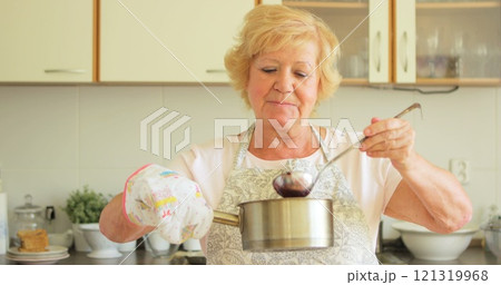 Senior woman preparing jam in kitchen 121319968