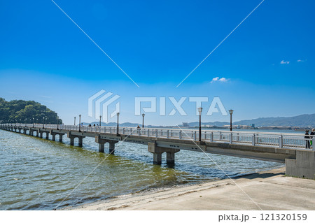 蒲郡市の竹島園地から海に架かる竹島橋と神秘的な竹島を一望する風景(愛知県) 蒲郡市の竹島園地から海に架かる竹島橋と神秘的な竹島を一望する風景(愛知県) 121320159
