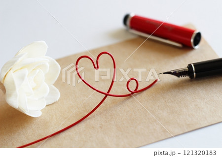 白いソラフラワーと茶色のメッセージカード 赤い万年筆で書くイメージ 赤いハートのワイヤー 白いソラフラワーと茶色のメッセージカード 赤い万年筆で書くイメージ 赤いハートのワイヤー 121320183