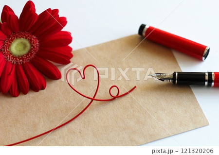 赤いガーベラと茶色のメッセージカード 赤い万年筆で書くイメージ 赤いハートのワイヤー 赤いガーベラと茶色のメッセージカード 赤い万年筆で書くイメージ 赤いハートのワイヤー 121320206