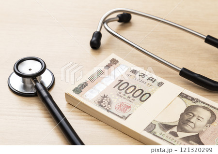 机に置かれた聴診器と100万円 机に置かれた聴診器と100万円 121320299