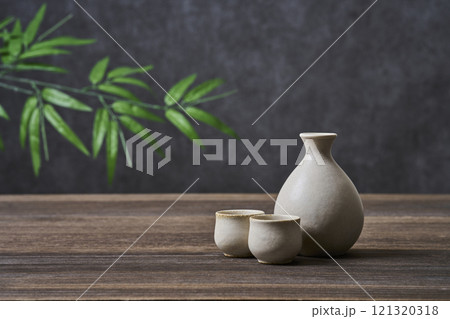 日本酒イメージ　徳利とお猪口の酒器セット 121320318