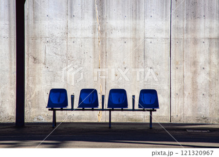 各駅停車の駅のホームのベンチ 121320967