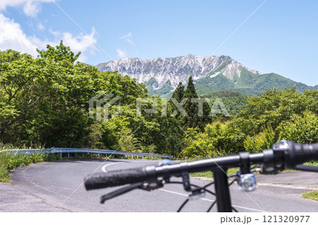奥大山の新緑・初夏のサイクリングイメージ(鍵掛峠付近) 奥大山の新緑・初夏のサイクリングイメージ(鍵掛峠付近) 121320977