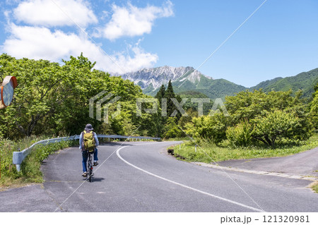 奥大山の新緑・初夏のサイクリングイメージ（鍵掛峠付近） 121320981