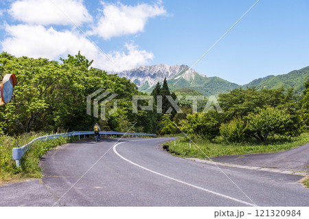 奥大山の新緑・初夏のサイクリングイメージ（鍵掛峠付近） 121320984