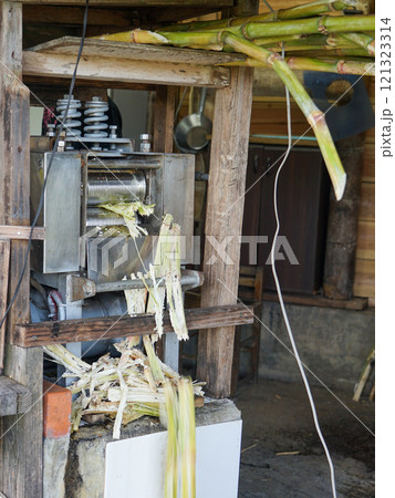 サトウキビ絞り（沖縄県今帰仁城跡） 121323314