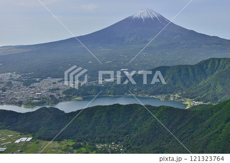 御坂山地の中藤山より 春の富士山を望み河口湖を見下ろす 御坂山地の中藤山より 春の富士山を望み河口湖を見下ろす 121323764