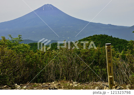 御坂山地の節刀ヶ岳山頂より初夏の頃の富士山を望む 御坂山地の節刀ヶ岳山頂より初夏の頃の富士山を望む 121323798