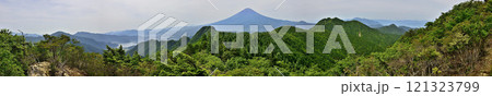御坂山地の節刀ヶ岳山頂より初夏の頃の富士山と緑の山地と河口湖を望むパノラマ 121323799