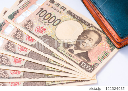 一万円札のアップと財布 121324085
