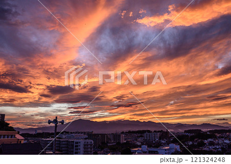 雲の隙間から見える夕焼け空 121324248