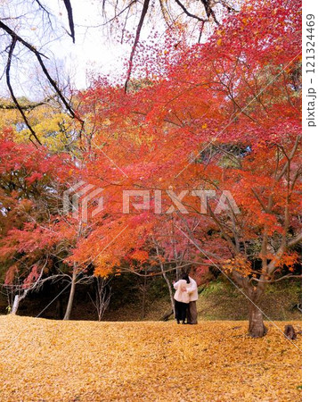 菊池神社の紅葉　自撮りをする男女　（熊本県菊池市） 121324469