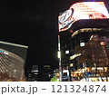 夜の街にそびえ立つビル（銀座） 121324874