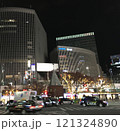 夜の交差点を通過するタクシー（銀座） 121324890