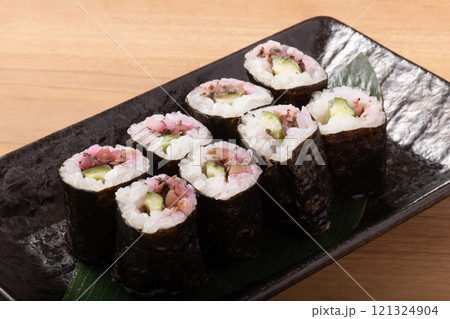 梅ときゅうりの海苔巻き 121324904