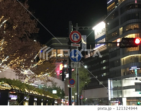 夜の街のイルミネーション 121324944