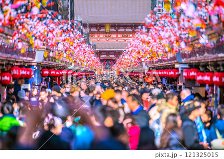 日本の東京都市景観 年の瀬。ほとんどが外国人…コロナ禍前を超える外国人観光客らで賑わう浅草寺＝20日 121325015