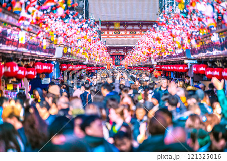 日本の東京都市景観 年の瀬。ほとんどが外国人…コロナ禍前を超える外国人観光客らで賑わう浅草寺＝20日 121325016