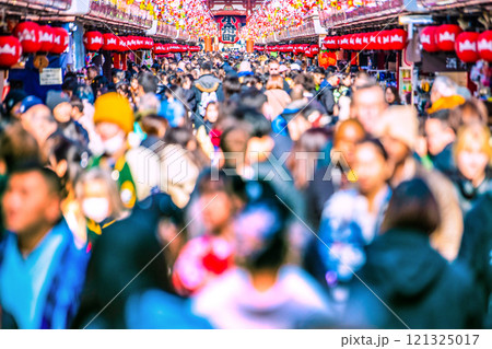 日本の東京都市景観 年の瀬。ほとんどが外国人…コロナ禍前を超える外国人観光客らで賑わう浅草寺＝20日 121325017