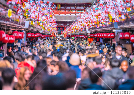 日本の東京都市景観 年の瀬。ほとんどが外国人…コロナ禍前を超える外国人観光客らで賑わう浅草寺=20日 日本の東京都市景観 年の瀬。ほとんどが外国人…コロナ禍前を超える外国人観光客らで賑わう浅草寺=20日 121325019