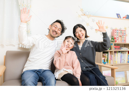 自宅で過ごす小学生の子供と夫婦の家族のイメージ カメラ目線 自宅で過ごす小学生の子供と夫婦の家族のイメージ カメラ目線 121325136
