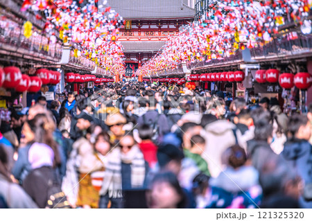 日本の東京都市景観 年の瀬。ほとんどが外国人…コロナ禍前を超える外国人観光客らで賑わう浅草寺＝20日 121325320