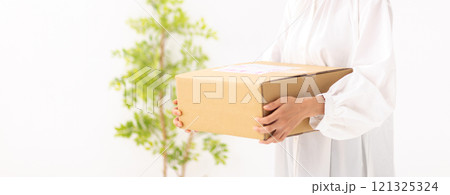 荷物を運ぶ女性のイメージ　(写真素材) 121325324