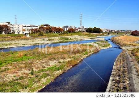 滝合橋／浅川より下流／平山橋方向を望む(東京都日野市)【2024.11】 121325396