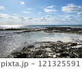 青空と光の反射が美しい静かな海岸線 121325591